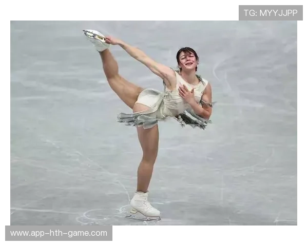 花样滑冰少女冰面摔倒后秒起，反杀动作全场喝彩