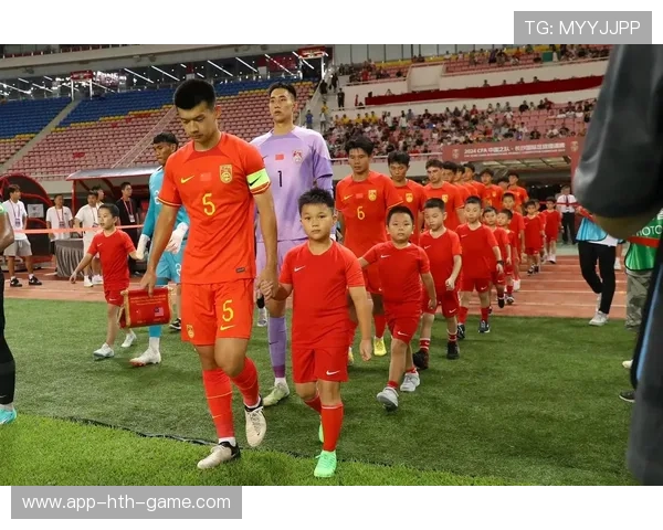 足球球童抢镜成网红